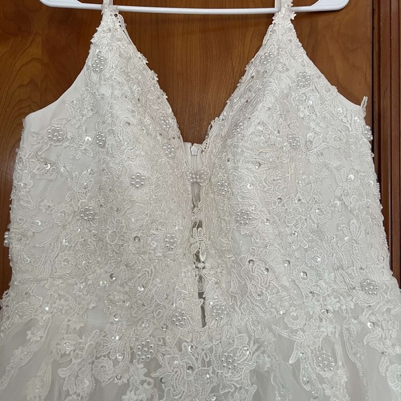 Wedding dress- never worn (other than pics) size XL! OPEN TO OFFERS - Picture 4 of 6